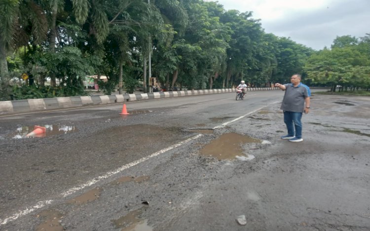 Anggota DPRD Muara Enim dari Fraksi PAN meninjau langsung jalan nasional rusak di depan GOR Pancasila/Foto: Noviansyah