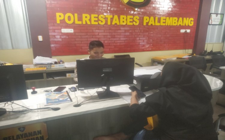  Korban Yulianda saat membuat laporan polisi di SPKT Polrestabes Palembang/Foto: Denny Pratama
