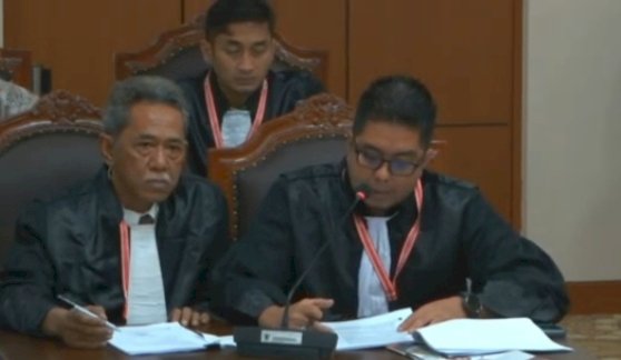 Kuasa Hukum KPU Muara Enim Khoirozi menyampaikan jawaban  termohon keterangan pihak terkait dengan keterengan bawaslu di MK/repro