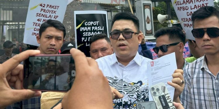 Massa aksi demonstrasi dari Gerakan Cintai Lahat (GCL), di depan Kantor Kementerian Dalam Negeri (Kemendagri), Jl. Medan Merdeka Utara, Jakarta Pusat pada Selasa, 21 Januari 2025/RMOL
