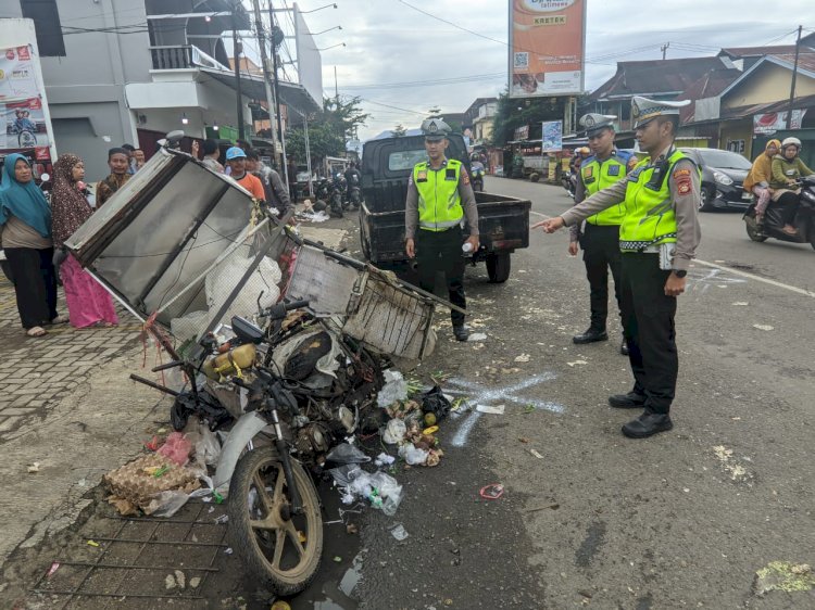 Olah TKP tabrak lari yang menyebabkan satu bocah berusia 10 tahun tewas. (Dokumentasi Satlantas Polres Pagar Alam)
