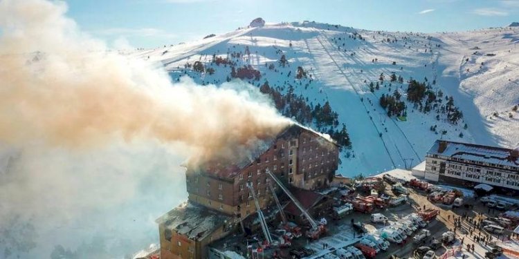 Asap mengepul di sebuah hotel yang terbakar di resor ski Kartalkaya, Turki pada Selasa, 21 Januari 2025/Net