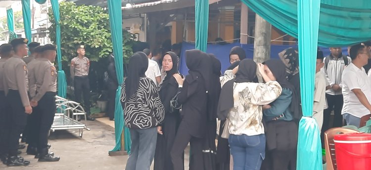 Tita kekasih almarhum Bripda Faras Nahbah Attalah saat ditenangkan temannya . (Fauzi/RMOLSumsel.id)