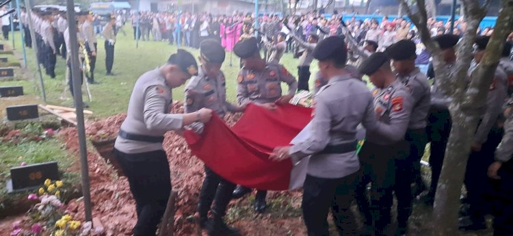 Prosesi pemakaman Briptu Anumerta Faras Nahbah Attlah. (Fauzi/RMOLSumsel.id)