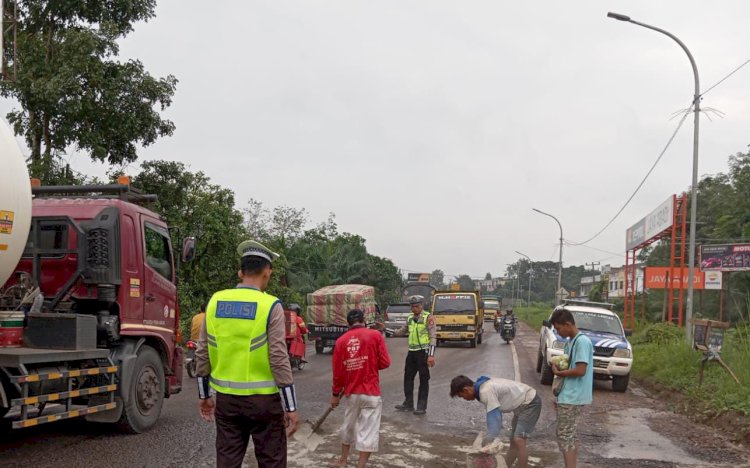 Penimbunan jalan berlubang di salah satu ruas jalintim. (ist/rmolsumsel.id) 
