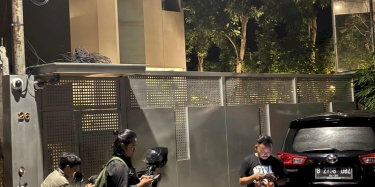 Tim penyidik KPK melakukan penggeledahan sebuah rumah di kawasan Menteng, Jakarta Pusat pada Rabu malam, 22 Januari 2025/Ist