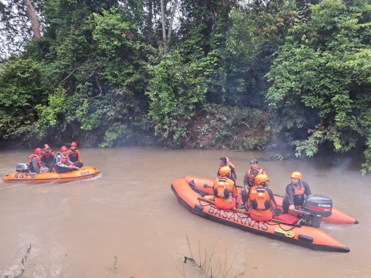 Tim SAR melakukan pencarian seorang pelajar SD berinisial NH (10) yang hanyut di Sungai Niru, Kabupaten Muara Enim. (Dokumentasi SAR Palembang)