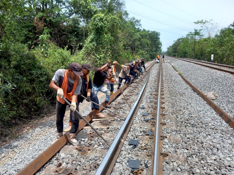Proses penggantian rel di salah satu titik jalur. (ist) 