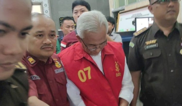 Mantan Sekda Kota Palembang Harobin Mustofa saat digiring Kejati Sumsel/Foto:Penkum Kejati