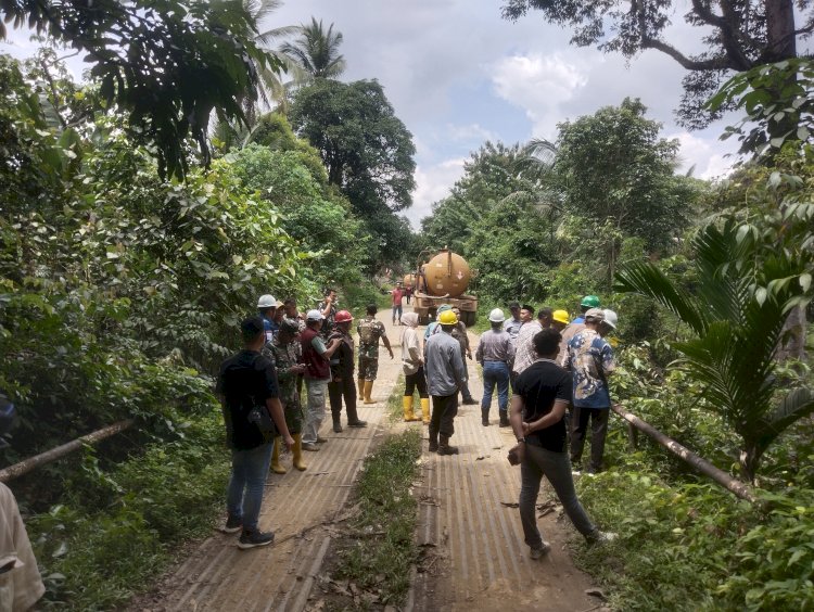 DLH PALI saat meninjau lokasi kebocoran dan kebakaran pipa minyak. (ist/rmolsumsel.id) 
