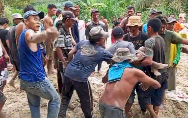 Warga mengevakuasi korban longsor di OKU Timur/ist