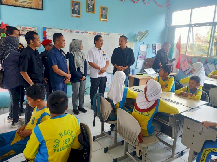 Pembagian Makan Bergizi Gratis di SDN 180  Palembang. (denny pratama/rmolsumsel.id)