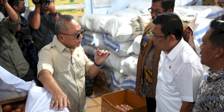 Menteri Koordinator Bidang Pangan, Zulkifli Hasan salurkan bantuan ke korban bencana di Pekalongan. (ist/rmolsumsel.id)