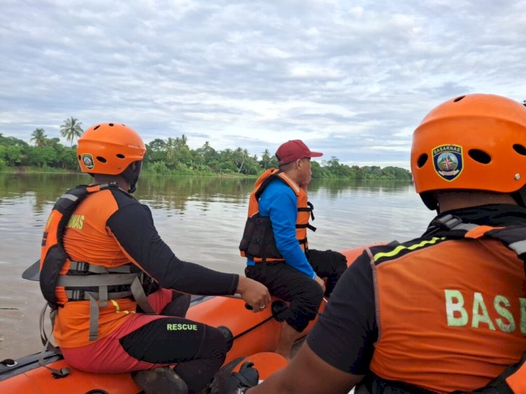 Tim Basarnas tengah menelusuri sungai/Ist