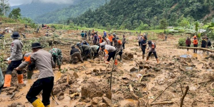Tim pencarian gabungan menyisir lokasi bencana tanah longsor dan banjir di Desa Kasimpar, Petungkriyono, Kabupaten Pekalongan/Ist