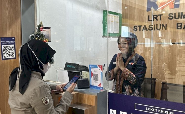 Penumpang LRT Sumsel saat membelit tiket di loket. (KAI Palembang/rmolsumsel.id) 