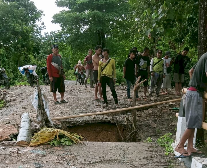 Kerusakan di bagian pangkal jembatan. (ist/rmolsumsel.id) 