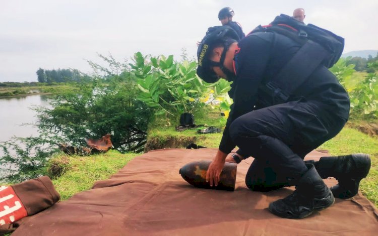 Petugas Jibom Gegana Satbrimobda Polda Aceh saat mengamankan benda yang diduga Bom yang ditemukan warga Baitussalam. (Polresta Banda Aceh/rmolsumsel.id) 