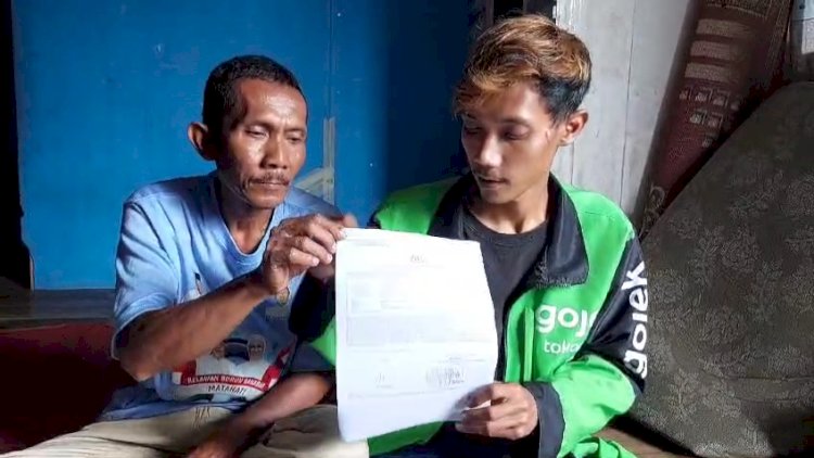Ayah korban Sutrano didampingi anak lelakinya Purwanto ketika diwawancarai awak media.  (denny pratama/rmolsumsel.id)