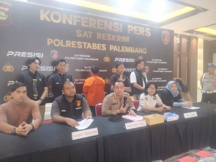Kapolrestabes Palembang, Kombes Pol Harryo Sugihhartono saat memimpin konferensi pers ungkap kasus penelantaran istri hingga tewas. (denny pratama/rmolsumsel.id) 