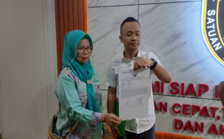 Kuasa Hukum IM, Henkki Arnike saat melaporkan ke SPKT Polrestabes Palembang/ist