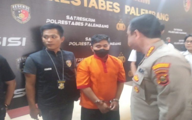 Kapolrestabes Palembang, Kombes Pol Harryo Sugihhartono saat menanyai tersangka. (denny pratama/rmolsumsel.id)