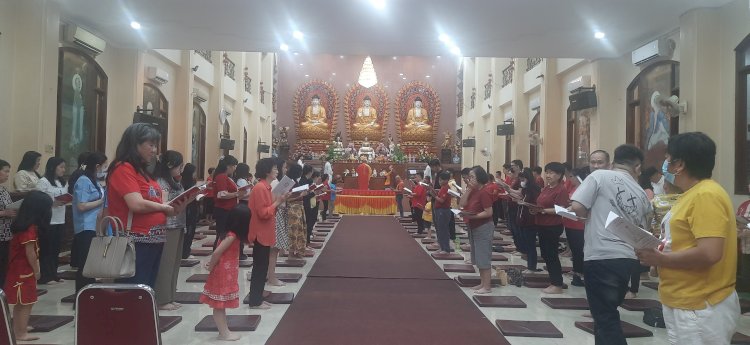 Umat Budha saat melakukan ibadah sembahyang di Wihara Dharmakirti Jalan Kapten Marzuki Kecamatan Ilir Timur I Palembang. (Fauzi/RMOLSumsel.id)