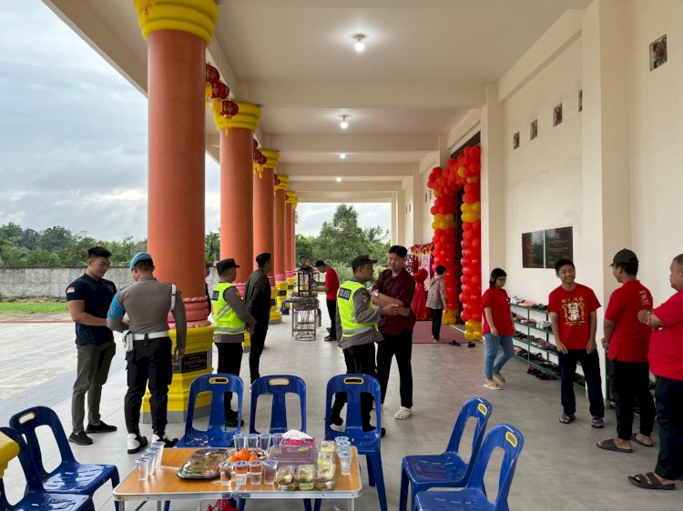 Personel gabungan amankan ibadah imlek di vihara baturaja, Rabu (29/1/2026). (Dokumentasi Polres OKU)