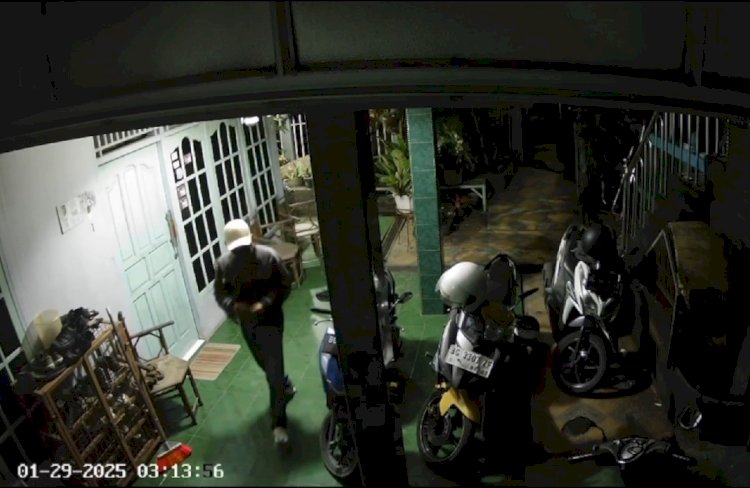 Rekaman CCTV aksi pencurian sepeda motor di salah satu kos-kosan di Bukit Lama Palembang. (ist/rmolsumsel.id) 