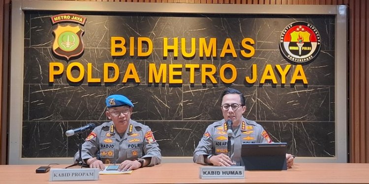 Kabid Propam Polda Metro Jaya, Kombes Radjo Alriadi Harahap (kiri) dan Kabid Humas Polda Metro Jaya Kombes Ade Ary di Mapolda Metro Jaya, Jakarta Selatan pada Rabu, 29 Januari 2025/RMOL