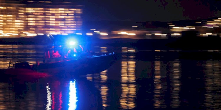 Sebuah kapal pencarian dan penyelamatan beroperasi di sepanjang Sungai Potomac dekat lokasi kecelakaan pesawat/Net