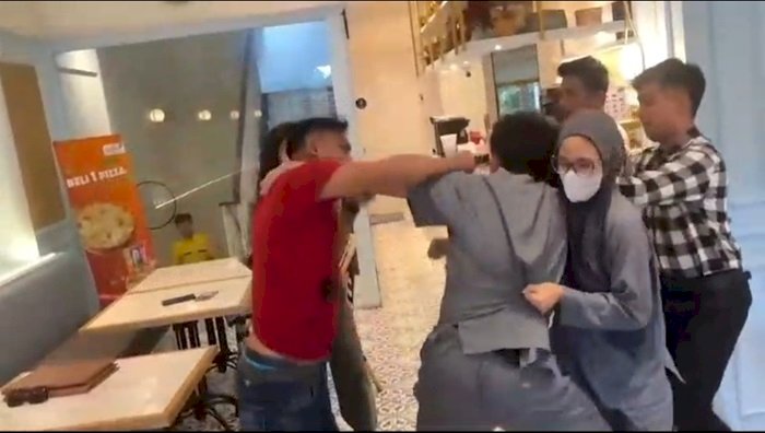 Tangkapan layar video pemukulan terhadap dokter koas di salah satu cafe di Palembang/ist