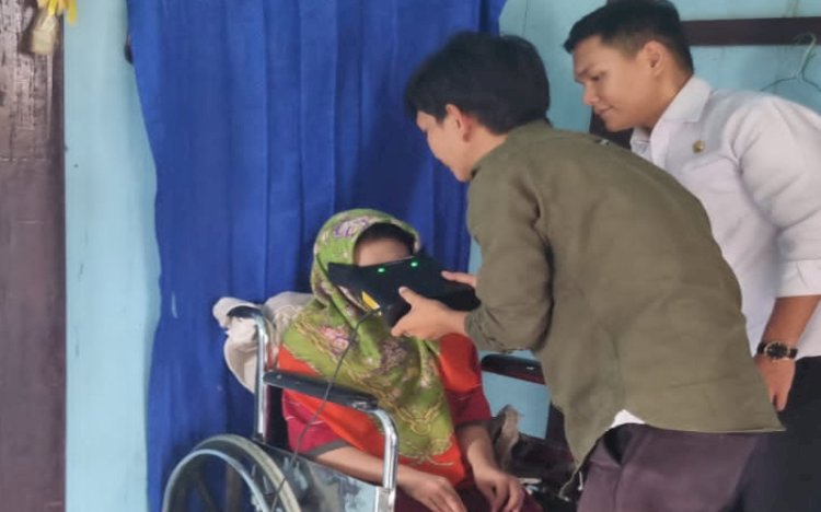 Disdukcapil Muratara saat melakukan perekaman kepada masyarakat berkebutuhan khusus
