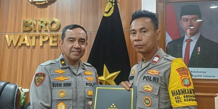 Kepala Biro Perawatan Personel (Karowatpers) Polri, Brigjen Budhi Herdi Susianto memberikan penghargaan atas kontribusi Aiptu Agus Riyanto/Ist