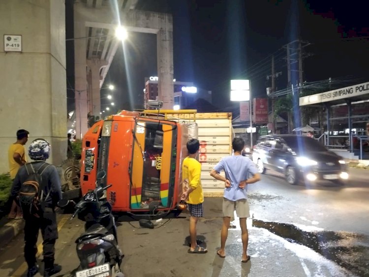 Truk Kontainer tabrak tiang LRT/ist
