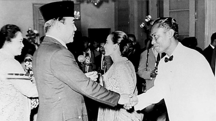 Ibnu Sutowo ketika berjumpa dengan Presiden Soekarno. (Perpusnas)