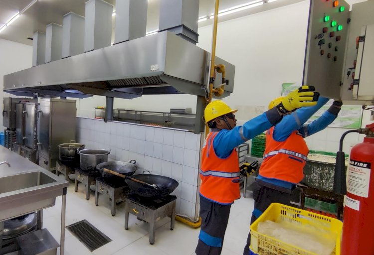 Petugas PLN memeriksa pasokan listrik aman saat memasak untuk mendukung program MBG. (Dokumentasi Humas PLN)