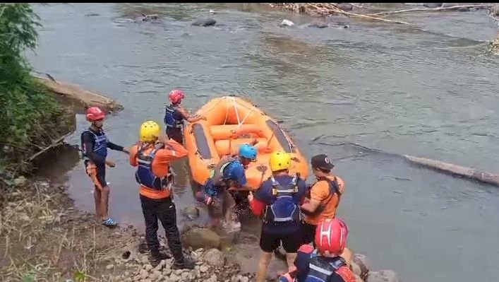 Petugas SAR gabungan tengah melakukan proses pencarian terhadap korban di Sungai Kelingi/ist
