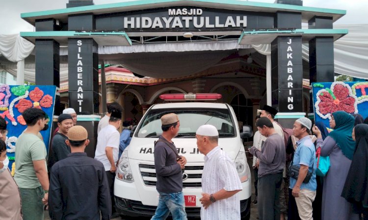 Jenazah Tris Risky Akbar saat hendak dimakamkan/ist