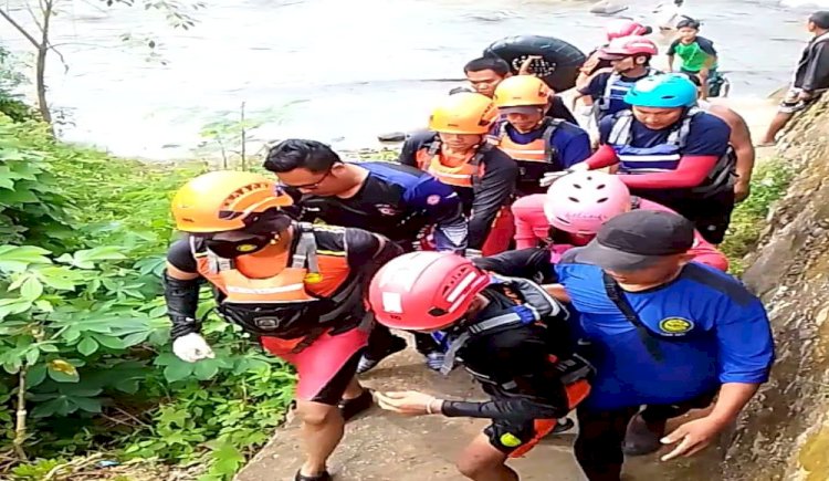 Petugas SAR gabungan saat mengevakuasi korban untuk dibawa ke rumah duka/ist