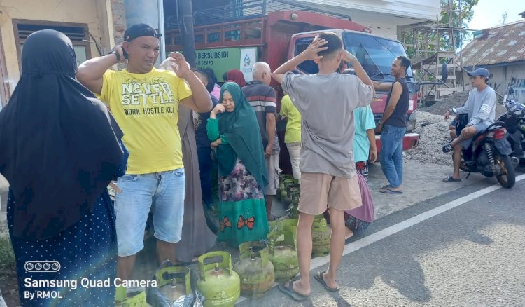 Antrian Warga Kota Pagar Alam Yang Ingin Mendaptakan Gas Subdisi 3 Kg di Salah Satu Pangkalan/ist
