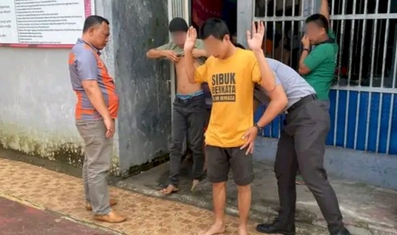 Petugas menyisir kamar blok di Lapas Empat Lawang. (ist/rmolsumsel.id) 