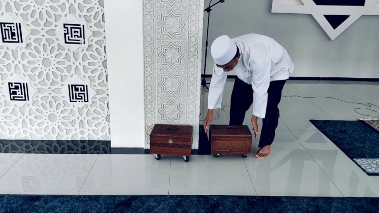  Pengurus masjid Al Hanayu di Jalan Residen A Rozak Palembang menunjukkan bukti rekaman CCTV pelaku membobol dua kotak amal /Foto: Fauzi