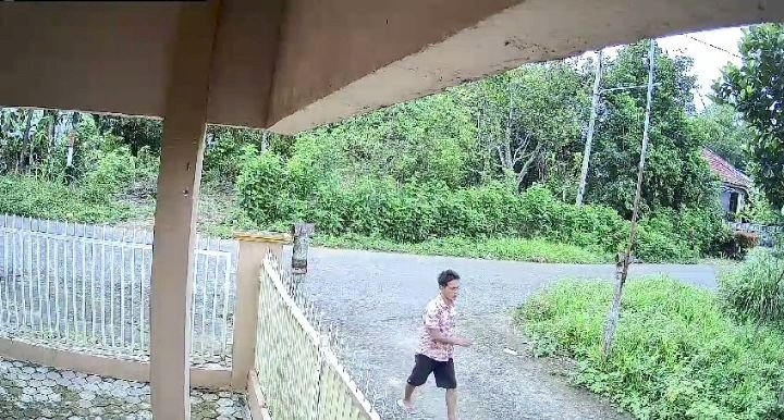 Rekaman CCTV pelaku saat memasuki rumah. (ist/rmolsumsel.id) 