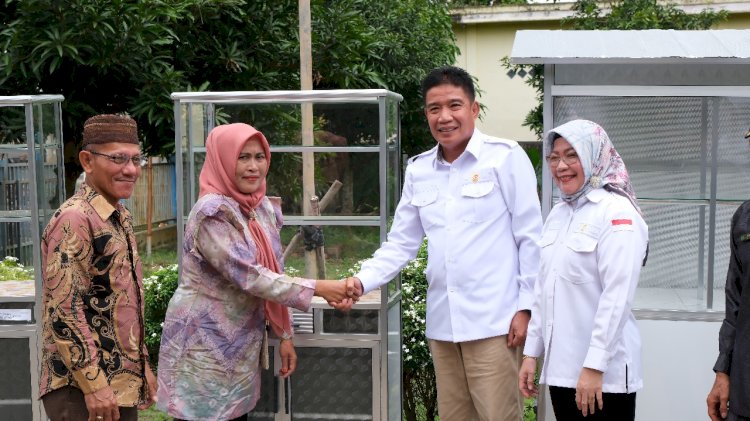 Direktur Keuangan PT Petro Muba (Perseroda) menyalurkan CSR kepada sejumlah UMKM di Desa Ulak Teberau/handout