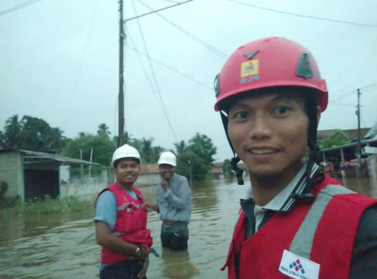 Petugas PLN saat penanganan listrik ketika banjir. (ist/rmolsumsel.id) 