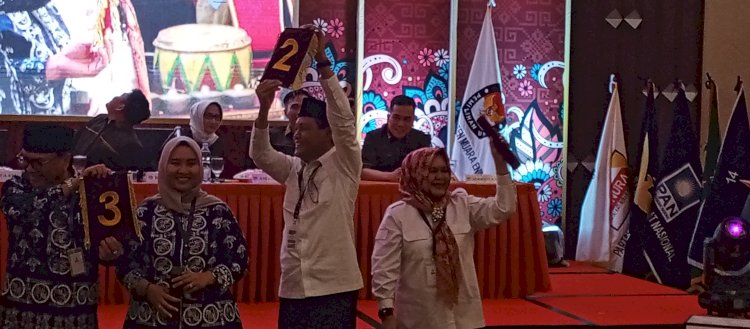Pasangan Edison-Sumarni saat pengambilan nomor urut. (ist/rmolsumsel.id) 