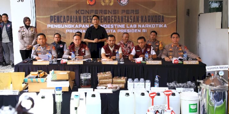 Polda Jawa Barat bersama Polres Bogor mengungkap sebuah laboratorium clandestine untuk produksi narkoba jenis tembakau sintetis di perumahan wilayah Babakan Madang, Sentul, Kabupaten Bogor./Humas Polri