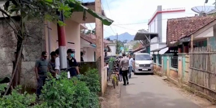 Densus 88 Antiteror Mabes Polri menggeledah sebuah rumah di Kampung Cicubung, Desa Cipacing, Kecamatan Pagerageung, Kabupaten Tasikmalaya/Ist