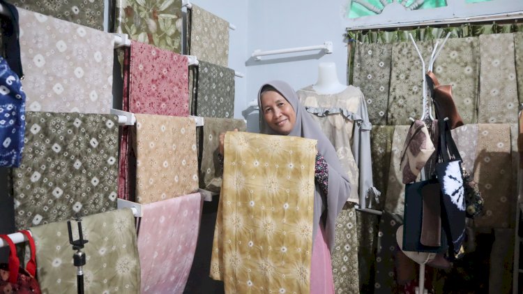 Pemilik usaha jumputan Rumah Daun, Yuniarta Nensy/ist